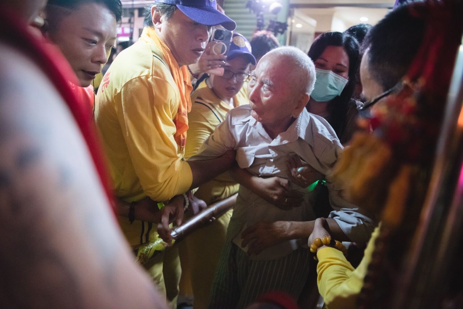 太子夜巡邁入第二天 桃園護國宮信仰年輕化新風貌 | 索引新聞 INDEX News 元老級信眾97歲鍾可,堅持要親自起身向太子爺祈福。(圖/桃園護國宮提供)