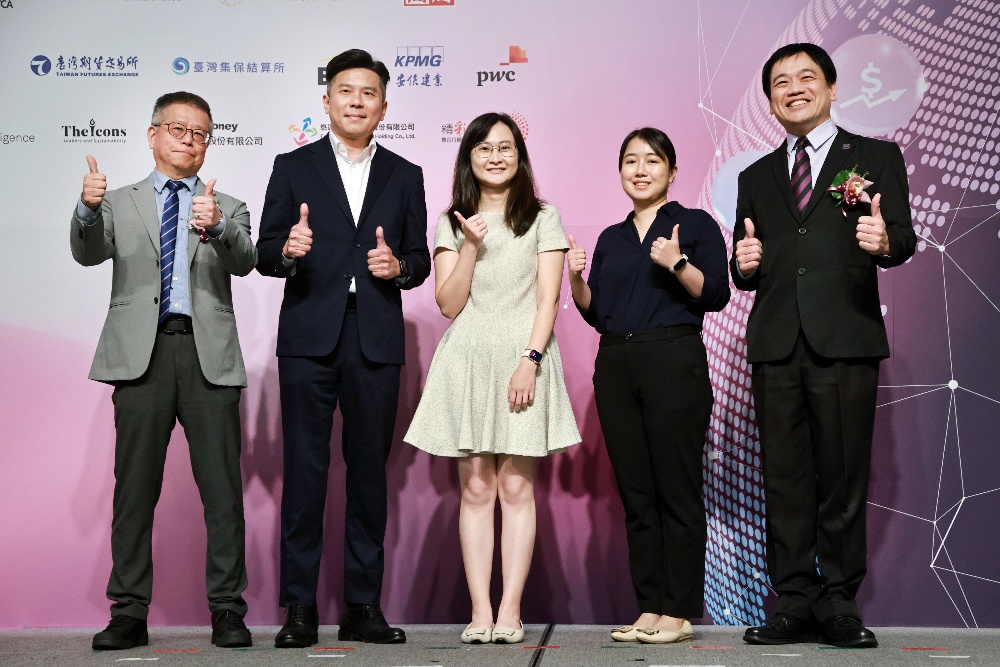 圖▲台灣投資人關係協會 郭宗霖理事長頒發TIRI Awards上市組獎項。