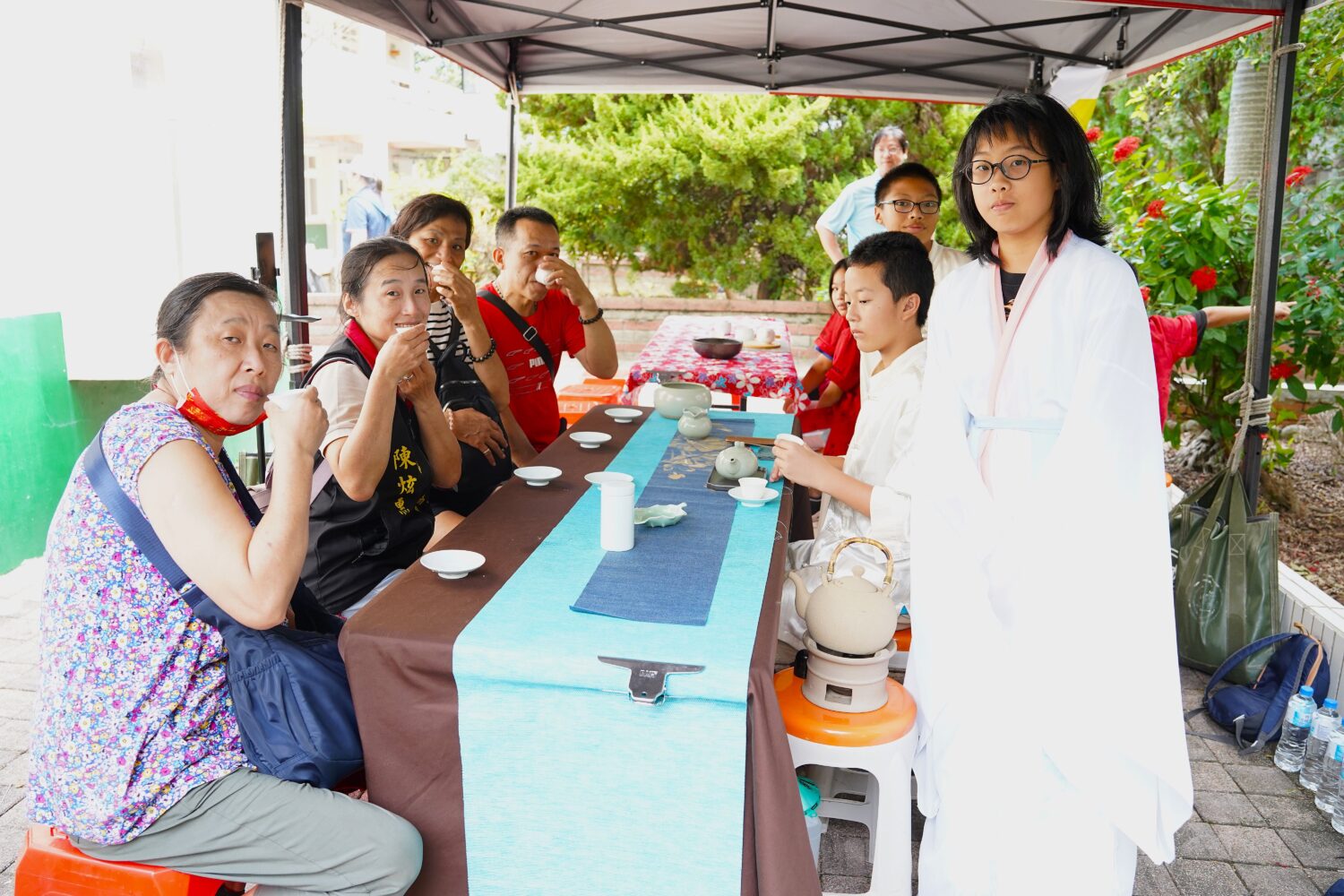 東方美人節2025茶香登場 峨眉湖畔茶文化×親子健走掀秋日熱潮 現場民眾於茶席區體驗東方美人茶文化,穿著傳統服飾的茶師親自奉茶,帶領參與者細品茶香與茶藝之美,展現峨眉茶鄉獨有的人文風情。(圖/記者林照東翻攝)