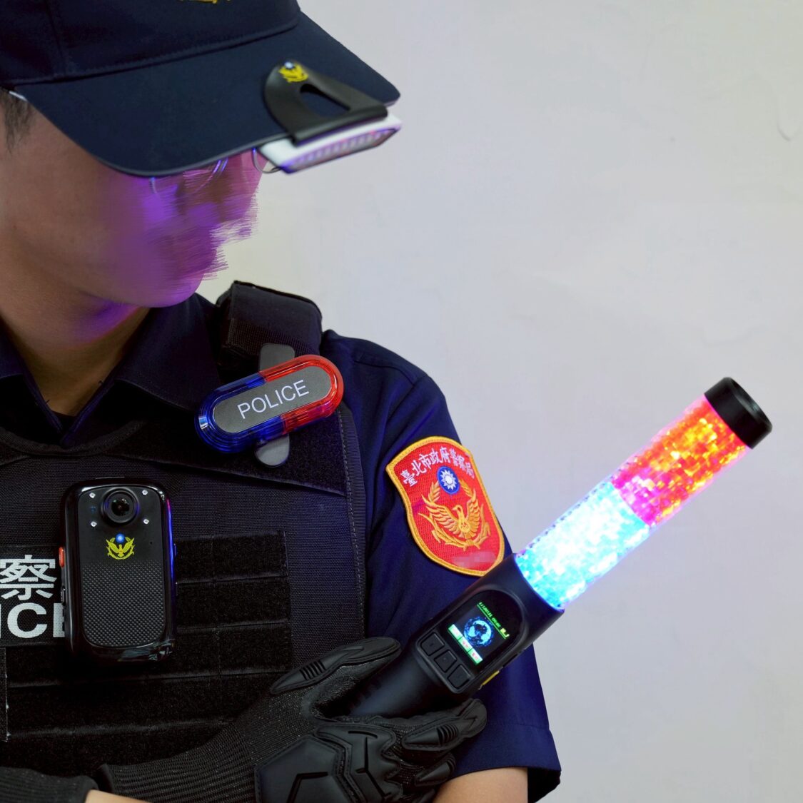 綠廣興業善盡企業責任 攜手闕枚莎關懷基層員警夜間勤務安全 | 索引新聞 INDEX News 該款帽沿燈具備高亮度白光照明與紅藍警示功能,方便員警在臨檢、事故處理或交通指揮時快速配備,兼顧便攜性與實用性。(翻攝畫面)