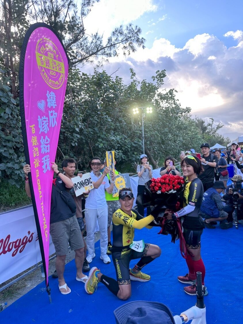 陳彥良手捧百朵樂高玫瑰花，於終點拱門下單膝跪地，向洪緯欣深情告白，全場掌聲與歡呼不絕於耳。（圖/記者張家燁翻攝）