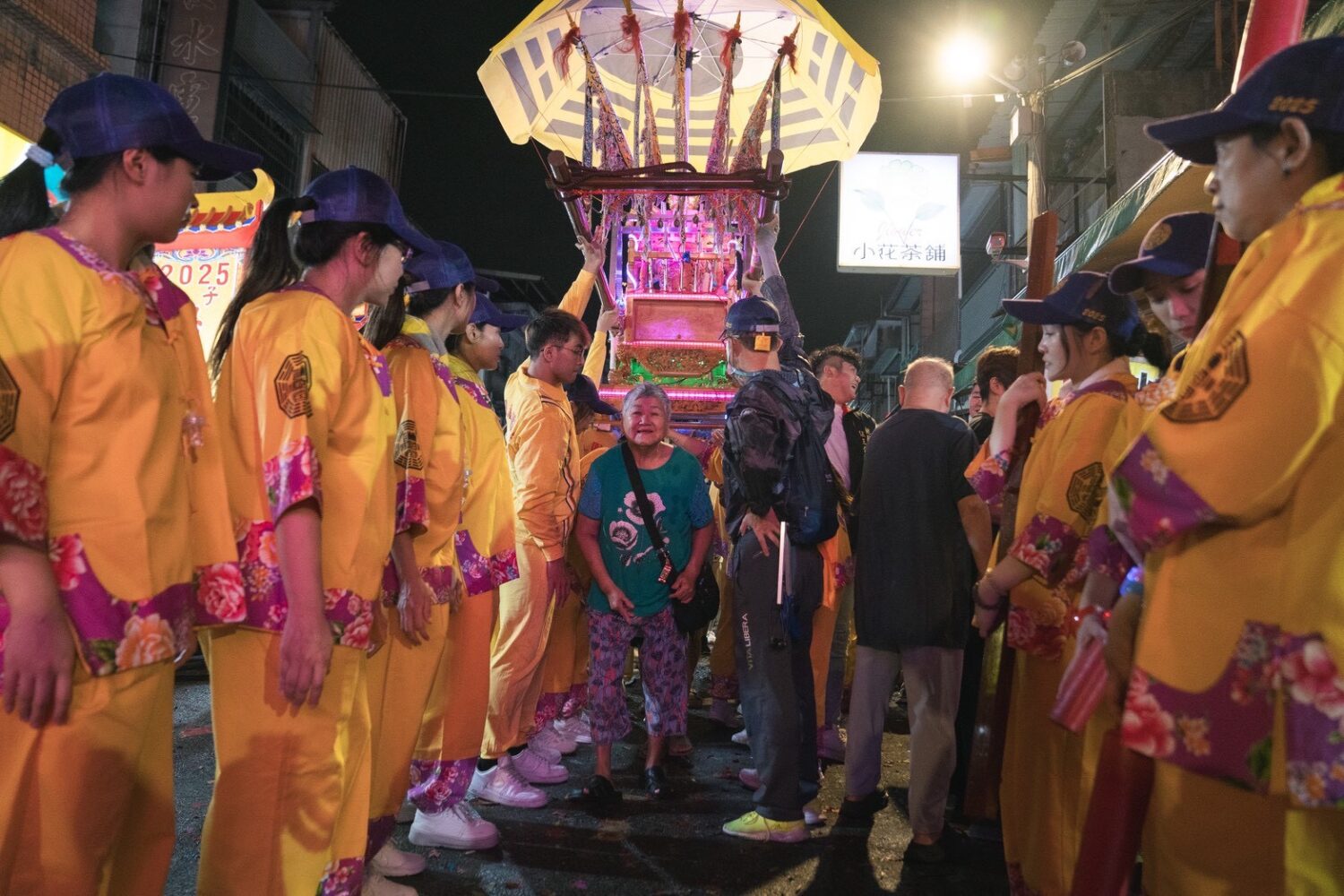 太子夜巡邁入第二天 桃園護國宮信仰年輕化新風貌 | 索引新聞 INDEX News 全女性的小武轎班全程不落轎,更高舉轎子讓信眾排隊「鑽轎底」長達6分鐘之久。(圖/桃園護國宮提供)