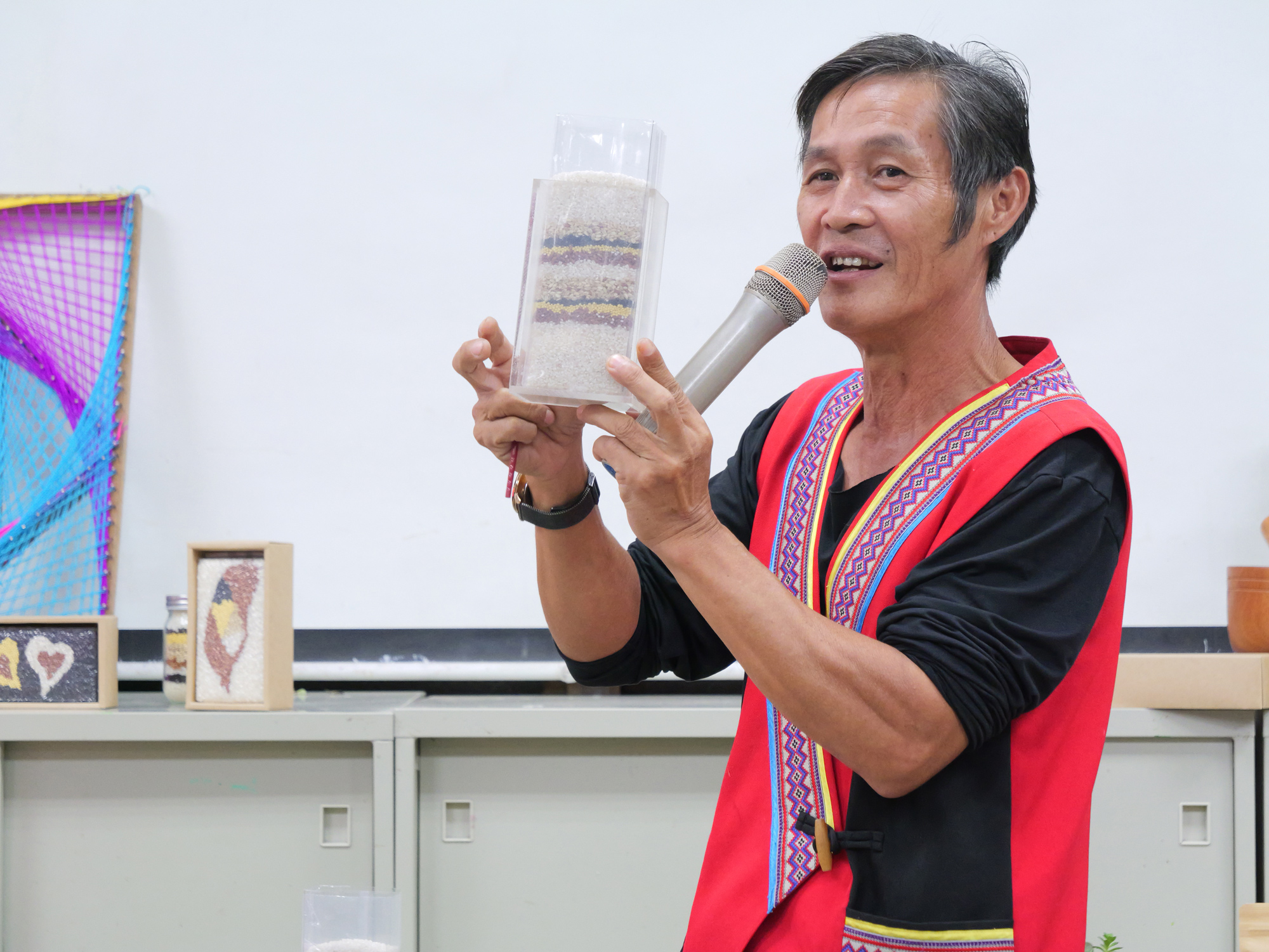 織羅部落偉峰老師示範米彩繪並講解米的營養 - 報新聞 Mega News
