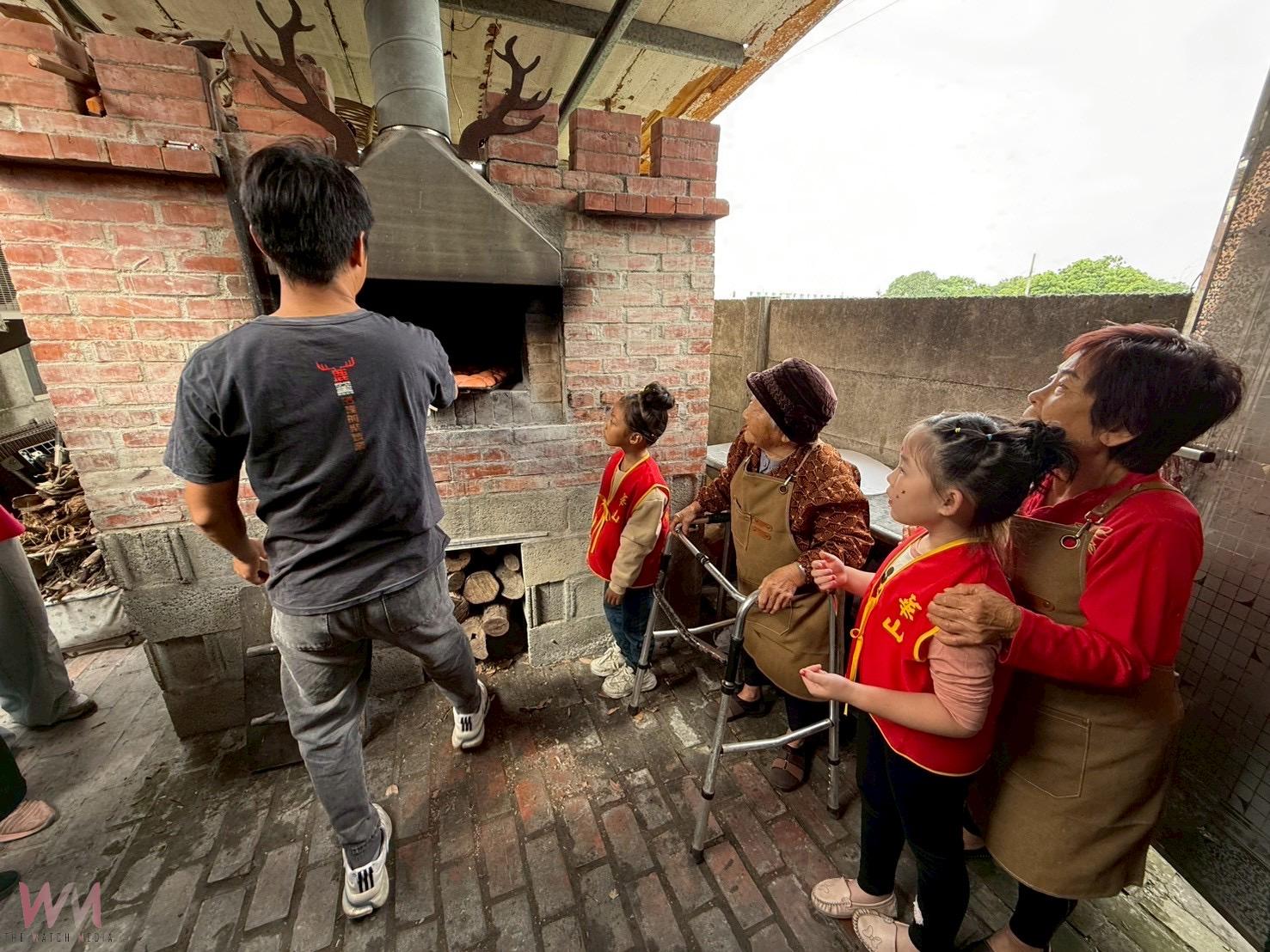 華山基金會攜手社區打造「百歲好食光」　人瑞李阿嬤窯烤麵包歡慶百歲 - https://www.watchmedia01.com
