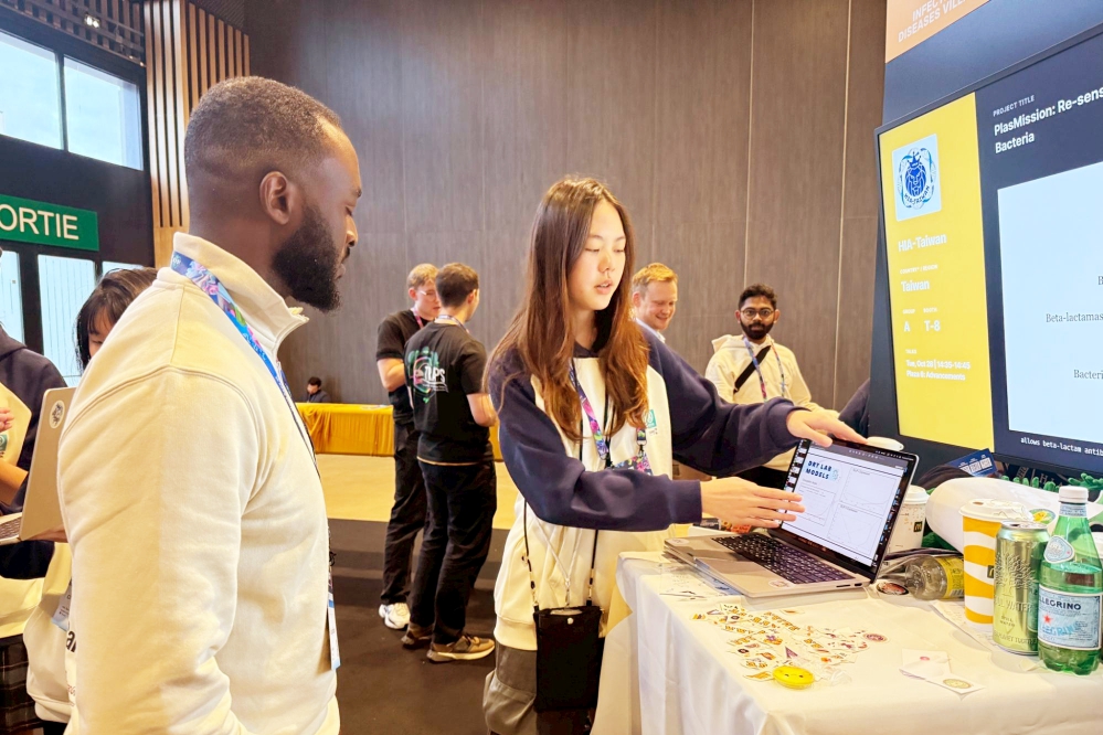 圖三學生與來自世界各地的參賽者熱烈交流分享理念建立國際科研連結_0_Fotor - 報新聞 Mega News