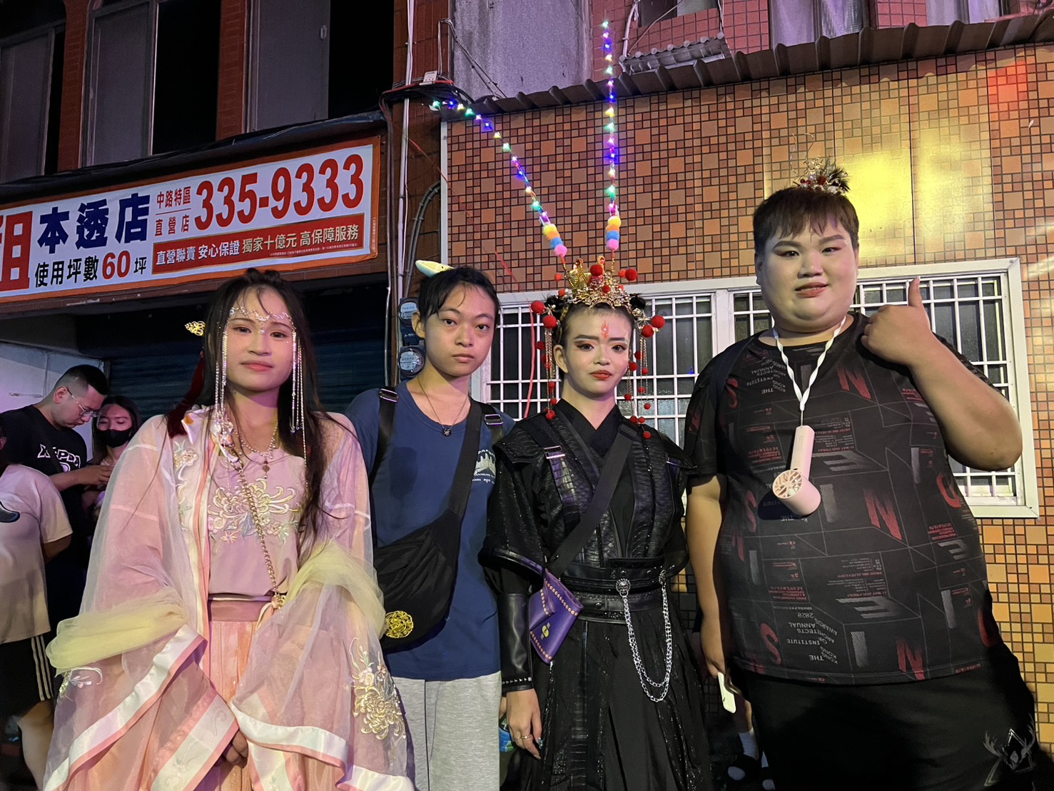 太子夜巡邁入第二天 桃園護國宮信仰年輕化新風貌 | 索引新聞 INDEX News 太子爺粉絲年輕化!四位大學生運用巧思Cosplay各種太子爺與小仙女裝扮,現場超吸睛(圖/桃園護國宮提供)