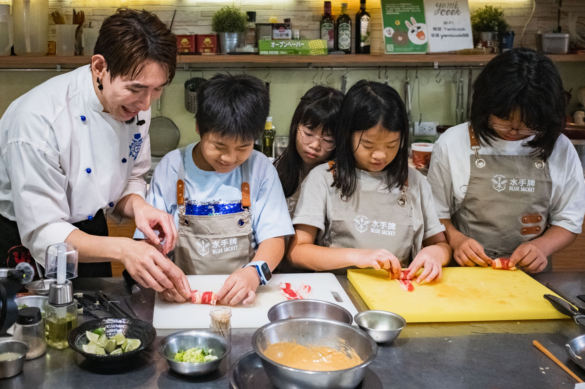 當天主廚(左1)親手示範多道創意料理,更邀請參與的小小廚師們擔任得力助手,共創完成多道精美炸物小點。圖/聯華製粉提供