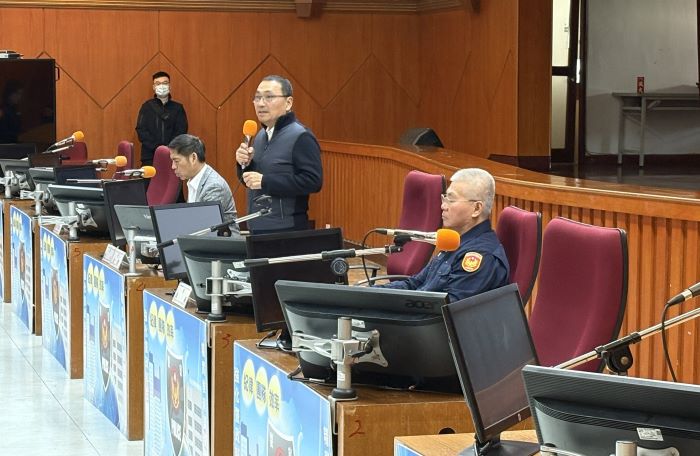 《圖說》侯友宜市長主持「強化維安精進作為會議」,重申對暴力犯罪之嚴正立場,並指示針對即將登場的「閃耀新北 1314 跨河煙火」活動,全面提升維安等級,右為警察局長方仰寧。〈警察局提供〉