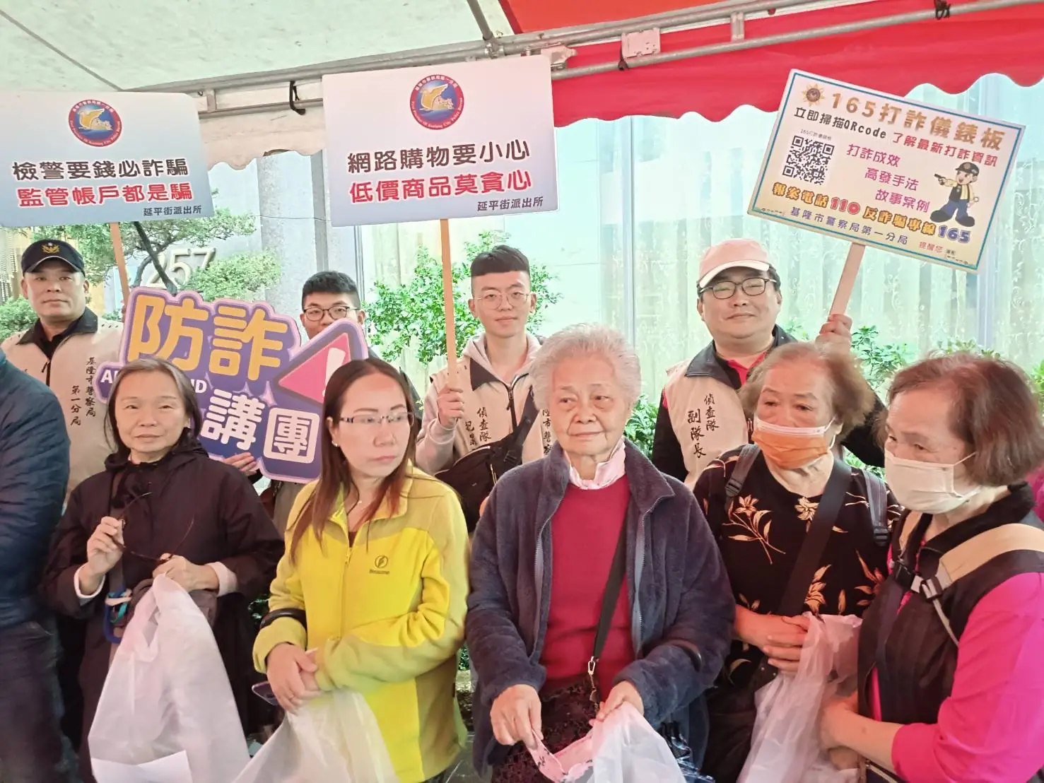 一早不倒七點半就有許多民眾冒雨排隊前來幫助農民,領高麗菜回家加菜。