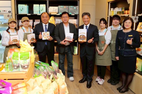 農業部次長黃昭欽（中）參觀店面，聆聽三峽區農會解說。圖/三峽區農會提供