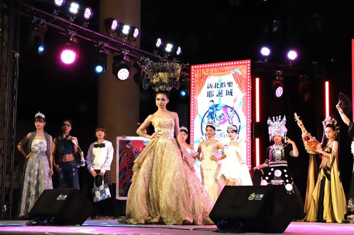 《圖說》結合璀璨燈海與濃厚耶誕氛圍，打造融合城市節慶與專業時尚的跨域展演。〈教育局提供〉