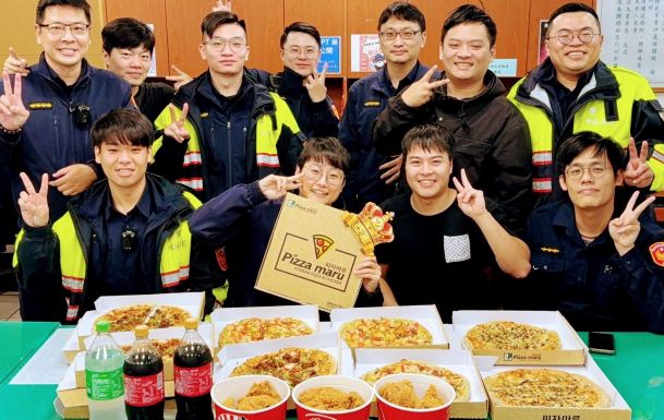 《圖說》永和警同仁快樂分享分局長慰勉的韓式披薩、炸雞與可樂等美食。〈永和分局提供〉