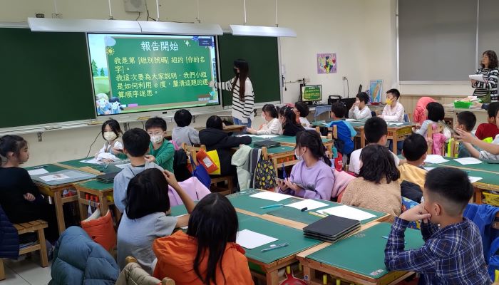 《圖說》教師引導學生使用因材網e度陪有學生自主學習的能力。〈教育局提供〉