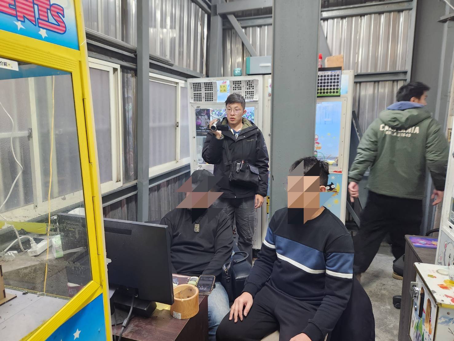 警方偽裝偽裝成客人入內查緝，當場查獲2名賭客，其中25歲吳姓男子因涉及傷害及詐欺案件，遭司法機關發布通緝。