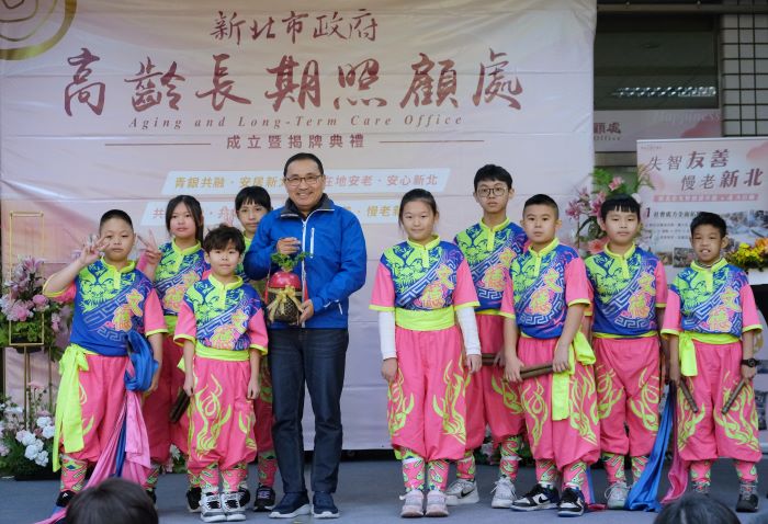 《圖說》侯友宜與開場表演文德國小戰鼓隊合影。〈衛生局提供〉