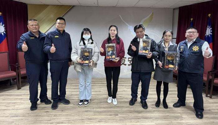 《圖說》分局長陳建龍頒「土城警察熊」二。〈土城分局提供〉