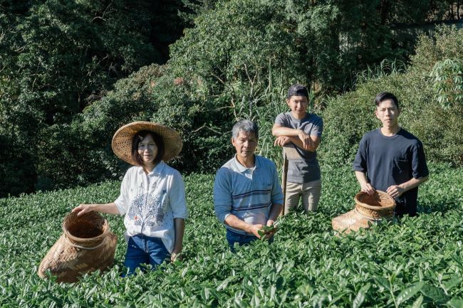 《圖說》坪林區「白青長茶作坊」由製茶第5代的青農兄弟檔白俊育(右2)、白順揚(右1)組建，獲得法國「世界茶葉大賽」金獎殊榮--資料照片。〈農業局提供〉