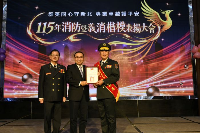 《圖說》消防局主任秘書張易鴻，左一消防局長陳崇岳。〈消防局提供〉
