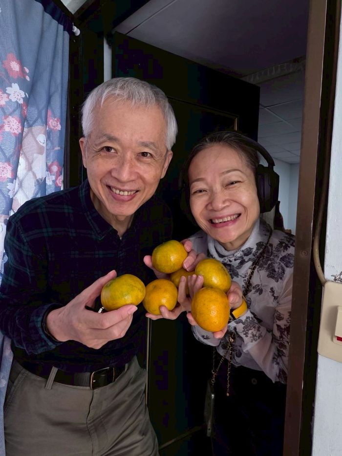 《圖說》榮家長輩收到象徵大吉大利的茂谷柑,臉上露出燦爛的笑容。這份來自總統府的新春祝福,讓住民們深刻感受到被重視的溫暖 。〈八德榮家提供〉