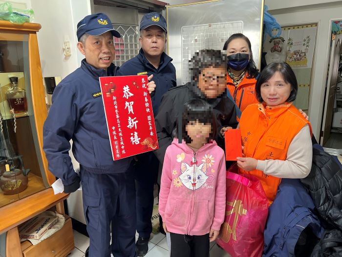 《圖說》土城警「寒冬送暖」慰問活動,針對轄內7處急需扶助的弱勢家庭進行關懷。〈土城分局提供〉