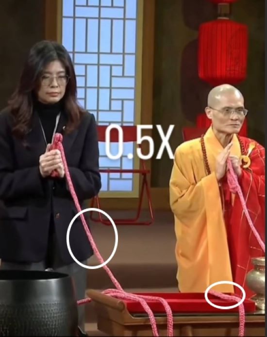 《圖說》紅線劇烈抖動是在法華鐘聲108響後發生的。〈取自電視畫面〉