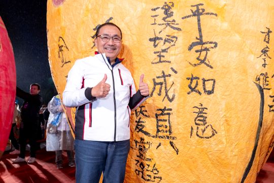 《圖說》市長侯友宜在馬年專屬的20呎福馬主燈上以平溪主題落款題字 平安如意 溪望成真。〈觀旅局提供〉