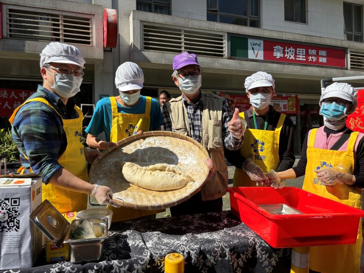 《圖說》活動另一亮點是「元寶祈福」,象徵招財納福的大元寶,吸引不少民眾拍照留念,也為新春增添喜氣。〈主辦單位提供〉