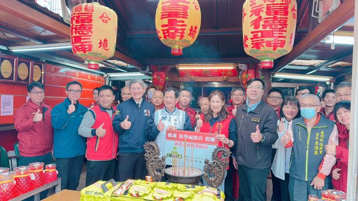 《圖說》陳崇岳局長與復興福德宮許碧玲主委等人合照。〈消防局提供〉