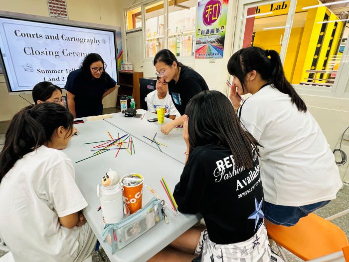 《圖說》瑞芳國中外師與學生共同體驗桌遊。〈教育局提供〉