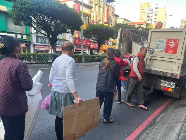 《圖說》清潔隊員收運資源回收物。〈環保局提供〉