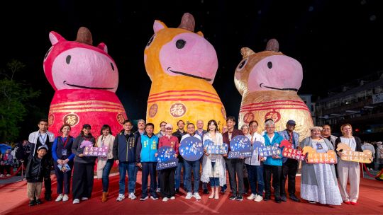 《圖說》市長侯友宜與林裔綺議員、觀旅遊局長楊宗珉以及軍中情人方季惟、歌手于冠華及國內外嘉賓，共同施放福馬主燈。〈觀旅局提供〉