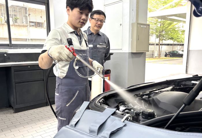 《圖說》建教生向局長示範清潔引擎室。〈教育局提供〉