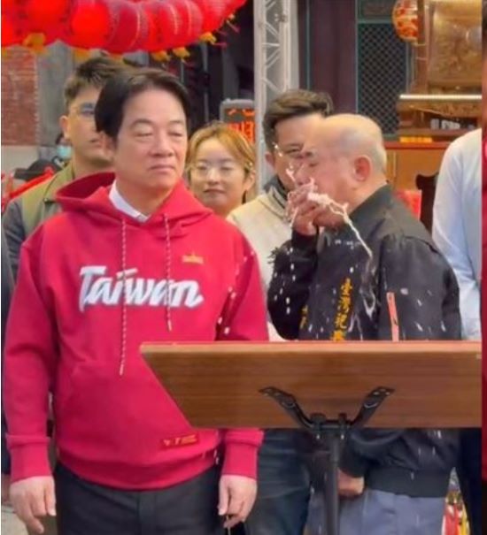 《圖說》噴射性嘔吐濺到總統左肩及衣物。〈取自電視畫面〉