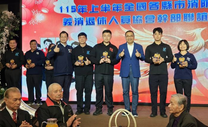 《圖說》侯友宜市長與消防家族合影---板橋義消救護分隊尤榮華、夫人為板橋義消防宣分隊李幸紋、兒子為板橋義消救護分隊尤崧保、尤偉檁。〈消防局提供〉