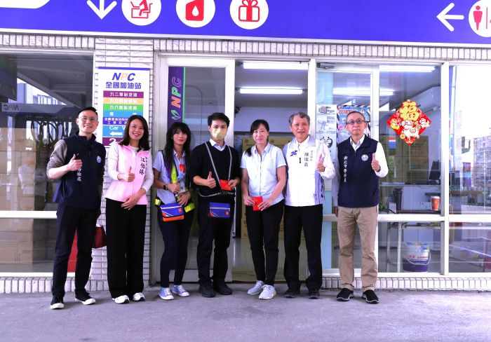《圖說》勞工局長陳瑞嘉代表侯市長慰勞加油站員工。〈勞工局提供〉
