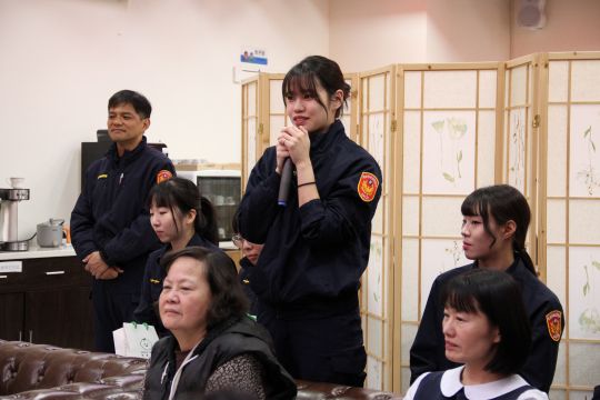 《圖說》女性同仁發表感言。〈新莊警局提供〉