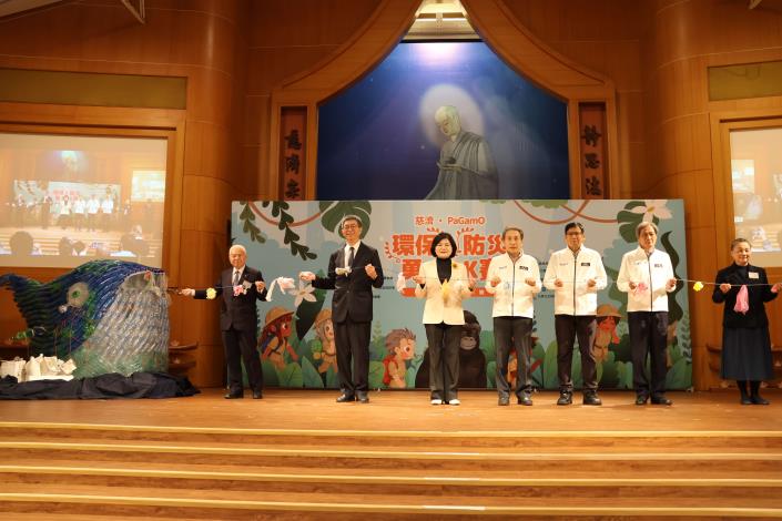 張縣長等以解救受困於垃圾的鯨魚意象，共同為活動揭開序幕。