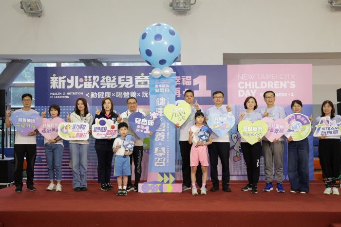 《圖說》新北市以迎接2026年兒童節內容全面升級揭幕合影，右五教育局長張明文右右。〈教育局提供〉