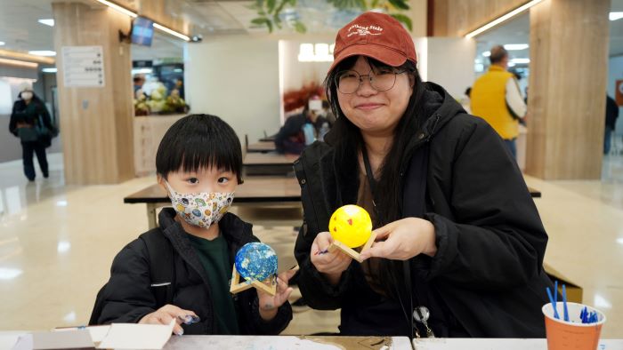《圖說》民眾帶孩子親子同樂彩繪夜燈。〈臺北醫院提供〉