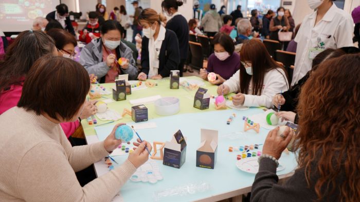 《圖說》臺北醫院元宵節活動結合永續理念,一起彩繪月球夜燈。〈臺北醫院提供〉