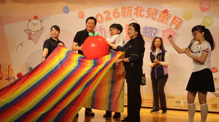 《圖說》新北副市長朱惕之與中華民國學前教育發展協會創會理事長羅秀麗（右3）一起將熊果球放下滑溜布，為兒童月揭開序幕。〈社會局提供〉