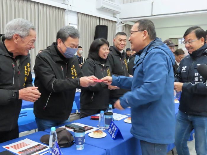 《圖說》侯友宜市長行動治理座談會,與里長們一一握手致意。〈民政局提供〉