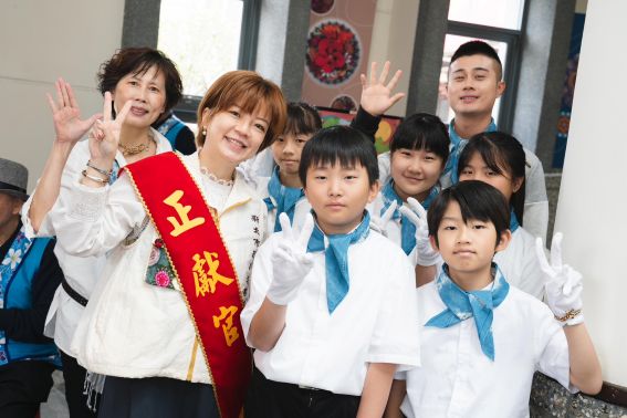 《圖說》天穿日祭天儀式由三峽客庄五寮國小學生參與，傳承傳統客家文化儀式。〈客家局提供〉