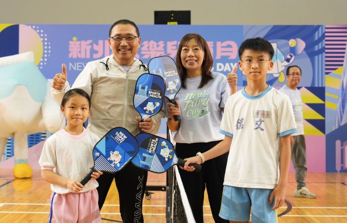 《圖說》市長侯友宜與學童揮拍互動，氣氛熱絡右右。〈教育局提供〉