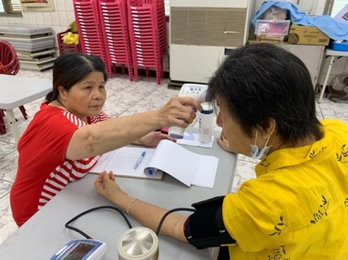 《圖說》非原民長者Hana平時為瑞芳區文健站志工,協助長者每次到站測量血壓。〈原民局提供〉