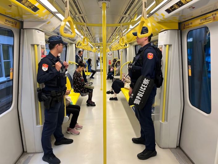 《圖說》新北警因應去年發生之隨機襲擊案件，強化大眾運輸場站之安全維護勤務。〈警察局提供〉