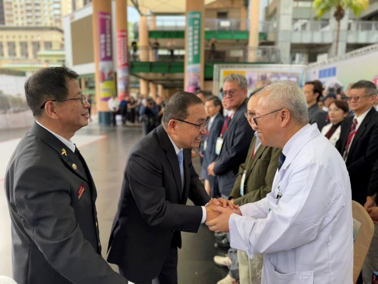 《圖說》侯友宜市長感謝消防局、衛生局及北北基桃各急救責任醫院深耕緊急救護政策具體成果,象徵無數家庭重拾希望的重要時刻,左一消防局長陳崇岳。〈消防局提供〉