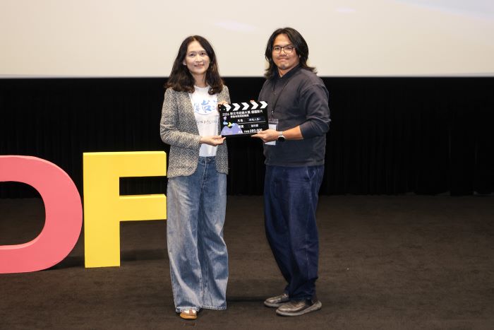 《圖說》齊柏林基金會副執行長林穎儀頒發「齊柏林環境紀錄獎」優選作品。〈新聞局提供〉