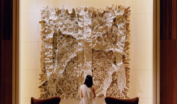 「詠藝」特別攜手國內知名藝術家，為社區公共空間量身設計包括雕塑、畫作等藝術作品。(圖/詠藝提供)