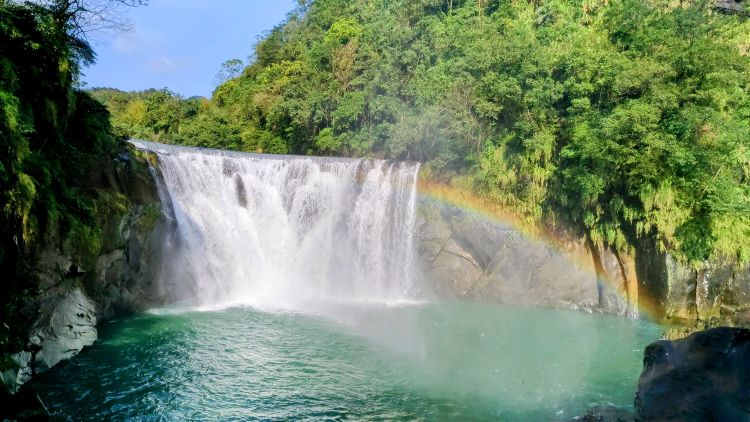 《圖說》全台最大垂簾瀑布，水霧瀰漫間在陽光照射下常可見夢幻彩虹。〈觀旅局提供〉